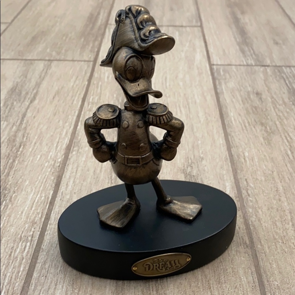Donald Duck Admiral Statue
